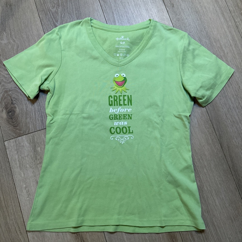 Hallmark Disney Muppets Green Frog Kermit V-Neck T-Shirt Size Small P‎